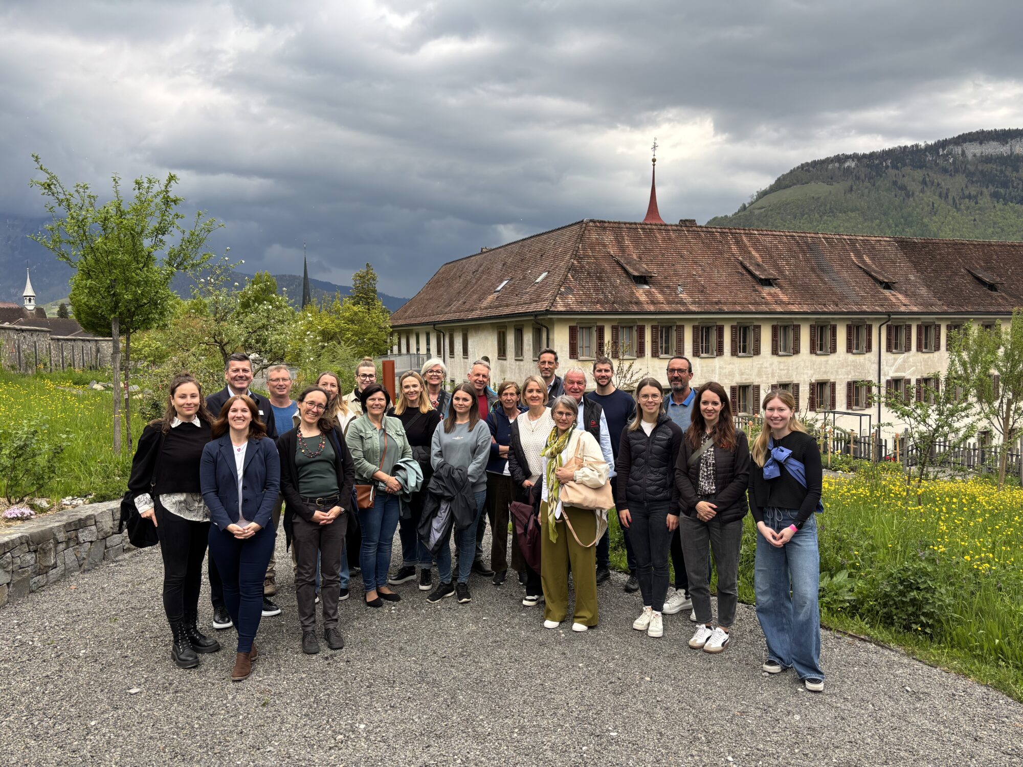 Diskutierten in F&uuml;gen zum Thema &bdquo;Bewegung ist mehr als Sport&ldquo; (v.l.): Skisprung-Legende Toni Innauer, Thomas Rohregger (ehemaliger Rennradprofi, Sportnetzwerk Tirol), Sportwissenschaftlerin Elisabeth Happ (Universit&auml;t Innsbruck), Anna-Maria Kogler (Sportnetzwerk Tirol), Christoph Ebenbichler (Skicrosser, Trainer und Sportwissenschaftler), Stefan Steinacher (Sportmoderator) und Bergl&auml;ufer Markus Kr&ouml;ll. &copy; LRTH