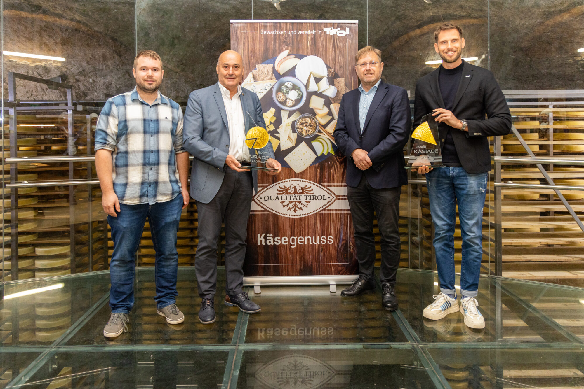 Diskutierten in F&uuml;gen zum Thema &bdquo;Bewegung ist mehr als Sport&ldquo; (v.l.): Skisprung-Legende Toni Innauer, Thomas Rohregger (ehemaliger Rennradprofi, Sportnetzwerk Tirol), Sportwissenschaftlerin Elisabeth Happ (Universit&auml;t Innsbruck), Anna-Maria Kogler (Sportnetzwerk Tirol), Christoph Ebenbichler (Skicrosser, Trainer und Sportwissenschaftler), Stefan Steinacher (Sportmoderator) und Bergl&auml;ufer Markus Kr&ouml;ll. &copy; LRTH