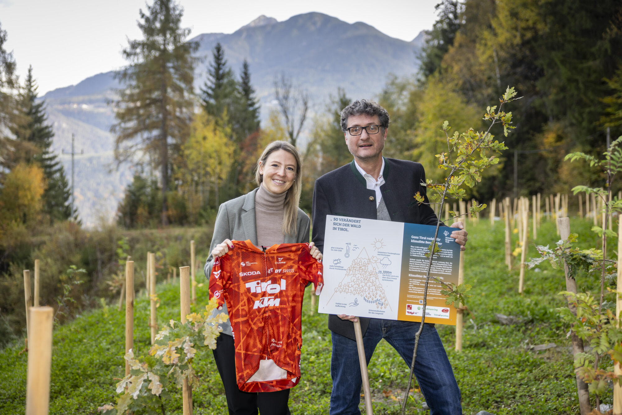 Diskutierten in F&uuml;gen zum Thema &bdquo;Bewegung ist mehr als Sport&ldquo; (v.l.): Skisprung-Legende Toni Innauer, Thomas Rohregger (ehemaliger Rennradprofi, Sportnetzwerk Tirol), Sportwissenschaftlerin Elisabeth Happ (Universit&auml;t Innsbruck), Anna-Maria Kogler (Sportnetzwerk Tirol), Christoph Ebenbichler (Skicrosser, Trainer und Sportwissenschaftler), Stefan Steinacher (Sportmoderator) und Bergl&auml;ufer Markus Kr&ouml;ll. &copy; LRTH