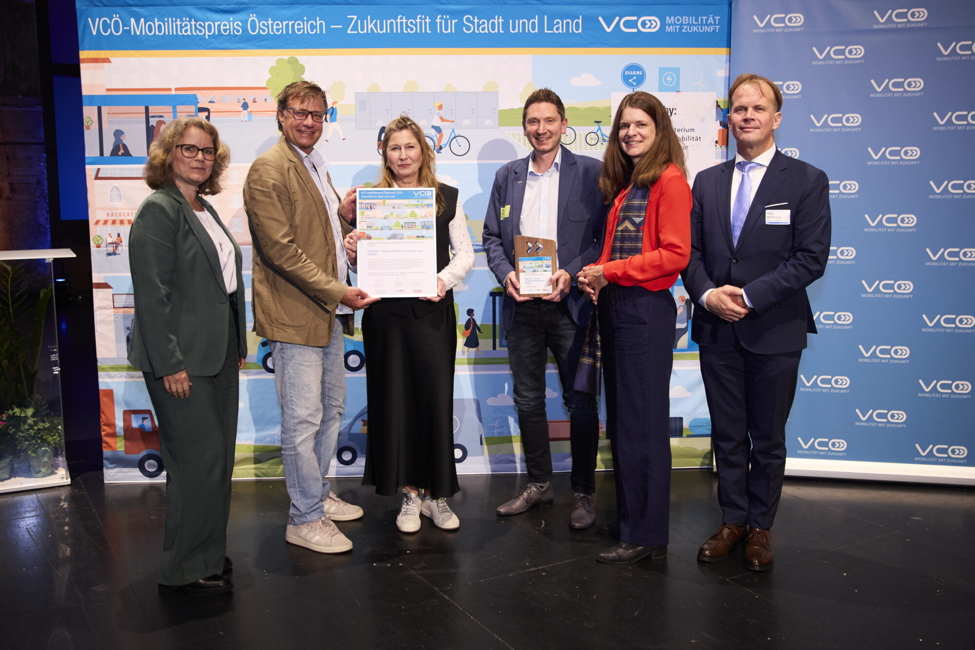 Diskutierten in F&uuml;gen zum Thema &bdquo;Bewegung ist mehr als Sport&ldquo; (v.l.): Skisprung-Legende Toni Innauer, Thomas Rohregger (ehemaliger Rennradprofi, Sportnetzwerk Tirol), Sportwissenschaftlerin Elisabeth Happ (Universit&auml;t Innsbruck), Anna-Maria Kogler (Sportnetzwerk Tirol), Christoph Ebenbichler (Skicrosser, Trainer und Sportwissenschaftler), Stefan Steinacher (Sportmoderator) und Bergl&auml;ufer Markus Kr&ouml;ll. &copy; LRTH