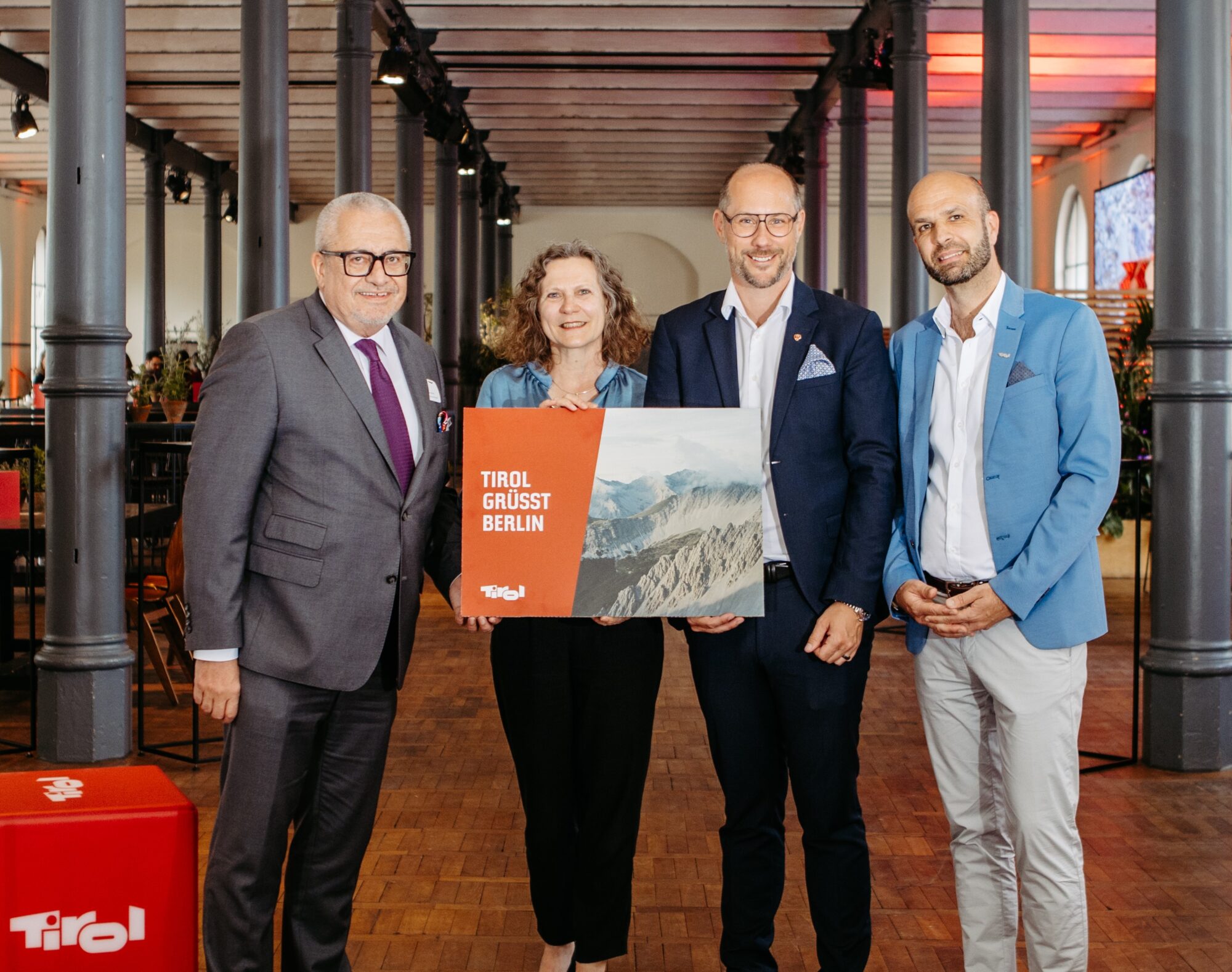 Diskutierten in F&uuml;gen zum Thema &bdquo;Bewegung ist mehr als Sport&ldquo; (v.l.): Skisprung-Legende Toni Innauer, Thomas Rohregger (ehemaliger Rennradprofi, Sportnetzwerk Tirol), Sportwissenschaftlerin Elisabeth Happ (Universit&auml;t Innsbruck), Anna-Maria Kogler (Sportnetzwerk Tirol), Christoph Ebenbichler (Skicrosser, Trainer und Sportwissenschaftler), Stefan Steinacher (Sportmoderator) und Bergl&auml;ufer Markus Kr&ouml;ll. &copy; LRTH