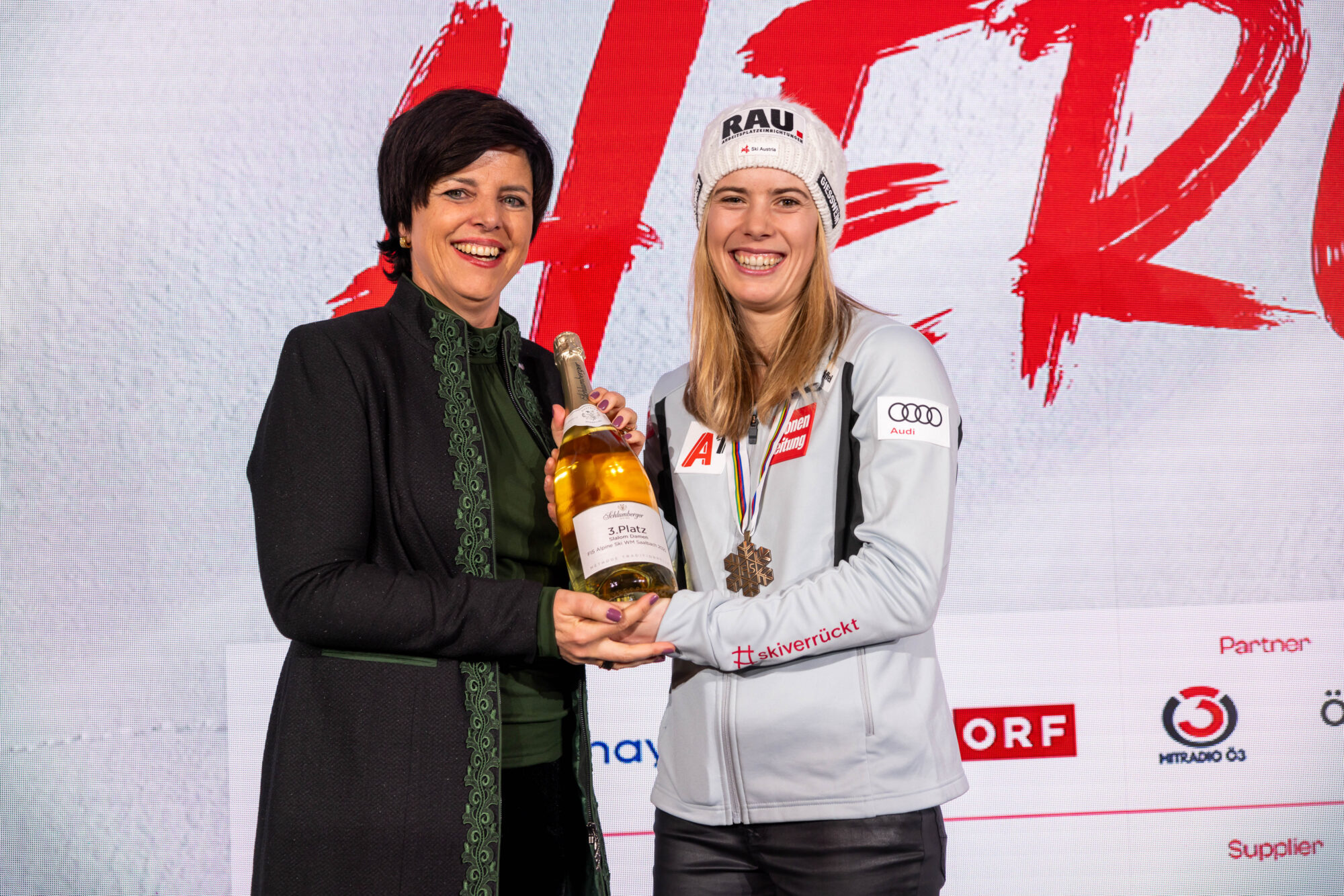 Diskutierten in F&uuml;gen zum Thema &bdquo;Bewegung ist mehr als Sport&ldquo; (v.l.): Skisprung-Legende Toni Innauer, Thomas Rohregger (ehemaliger Rennradprofi, Sportnetzwerk Tirol), Sportwissenschaftlerin Elisabeth Happ (Universit&auml;t Innsbruck), Anna-Maria Kogler (Sportnetzwerk Tirol), Christoph Ebenbichler (Skicrosser, Trainer und Sportwissenschaftler), Stefan Steinacher (Sportmoderator) und Bergl&auml;ufer Markus Kr&ouml;ll. &copy; LRTH