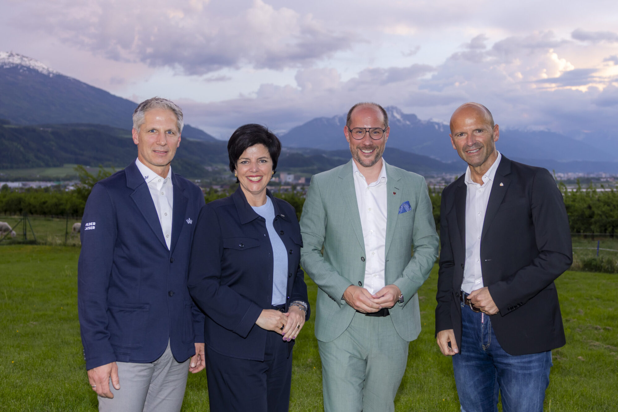 Diskutierten in F&uuml;gen zum Thema &bdquo;Bewegung ist mehr als Sport&ldquo; (v.l.): Skisprung-Legende Toni Innauer, Thomas Rohregger (ehemaliger Rennradprofi, Sportnetzwerk Tirol), Sportwissenschaftlerin Elisabeth Happ (Universit&auml;t Innsbruck), Anna-Maria Kogler (Sportnetzwerk Tirol), Christoph Ebenbichler (Skicrosser, Trainer und Sportwissenschaftler), Stefan Steinacher (Sportmoderator) und Bergl&auml;ufer Markus Kr&ouml;ll. &copy; LRTH