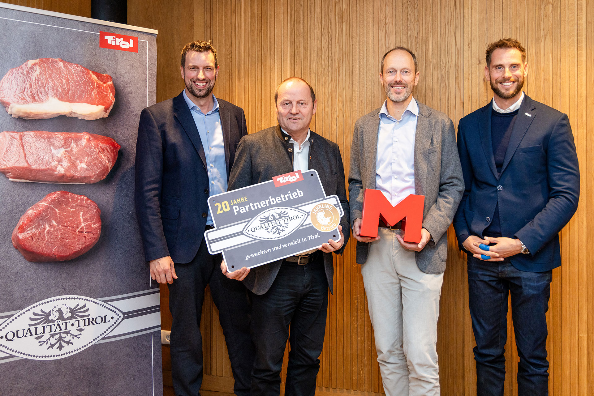 Diskutierten in F&uuml;gen zum Thema &bdquo;Bewegung ist mehr als Sport&ldquo; (v.l.): Skisprung-Legende Toni Innauer, Thomas Rohregger (ehemaliger Rennradprofi, Sportnetzwerk Tirol), Sportwissenschaftlerin Elisabeth Happ (Universit&auml;t Innsbruck), Anna-Maria Kogler (Sportnetzwerk Tirol), Christoph Ebenbichler (Skicrosser, Trainer und Sportwissenschaftler), Stefan Steinacher (Sportmoderator) und Bergl&auml;ufer Markus Kr&ouml;ll. &copy; LRTH