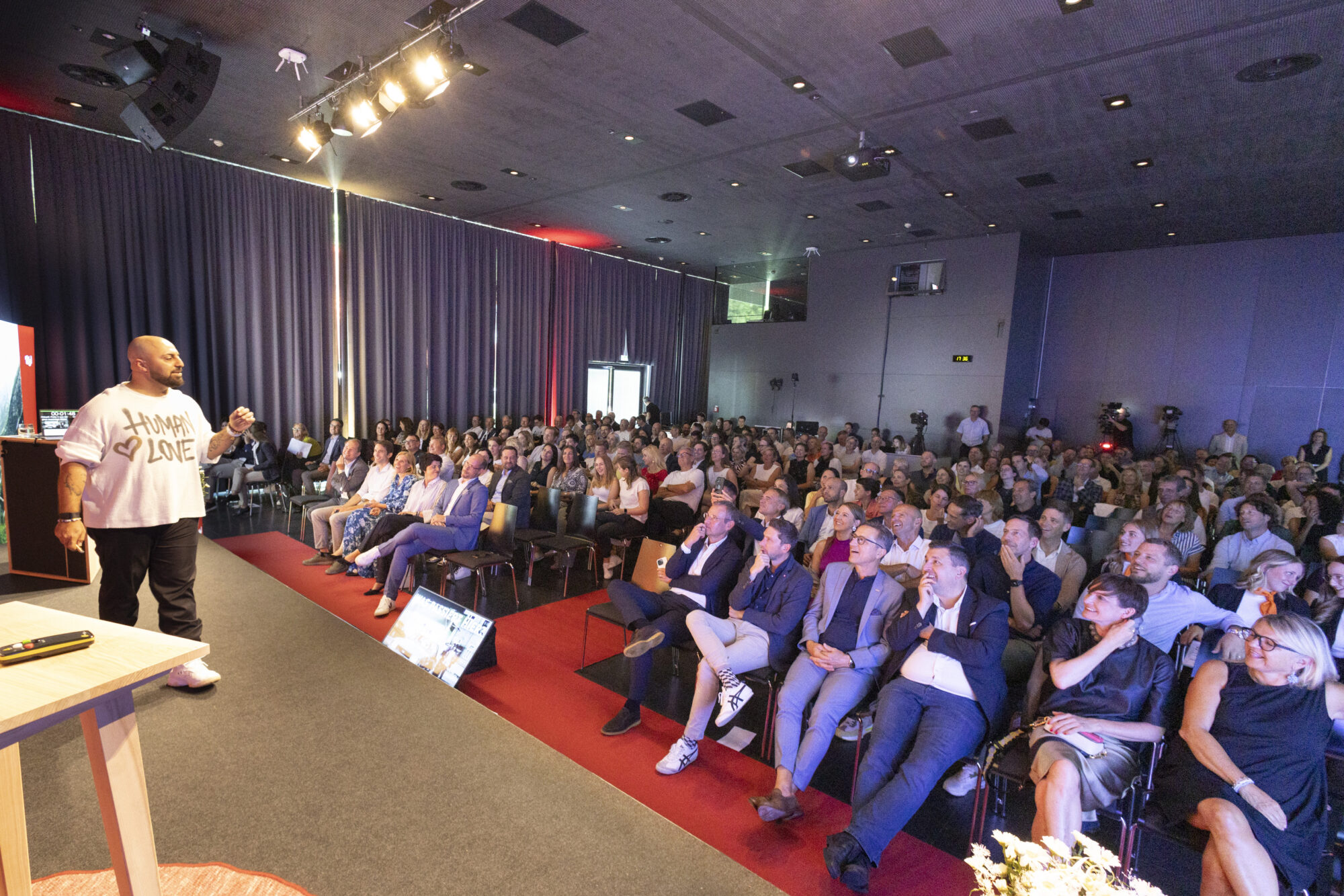 Diskutierten in F&uuml;gen zum Thema &bdquo;Bewegung ist mehr als Sport&ldquo; (v.l.): Skisprung-Legende Toni Innauer, Thomas Rohregger (ehemaliger Rennradprofi, Sportnetzwerk Tirol), Sportwissenschaftlerin Elisabeth Happ (Universit&auml;t Innsbruck), Anna-Maria Kogler (Sportnetzwerk Tirol), Christoph Ebenbichler (Skicrosser, Trainer und Sportwissenschaftler), Stefan Steinacher (Sportmoderator) und Bergl&auml;ufer Markus Kr&ouml;ll. &copy; LRTH