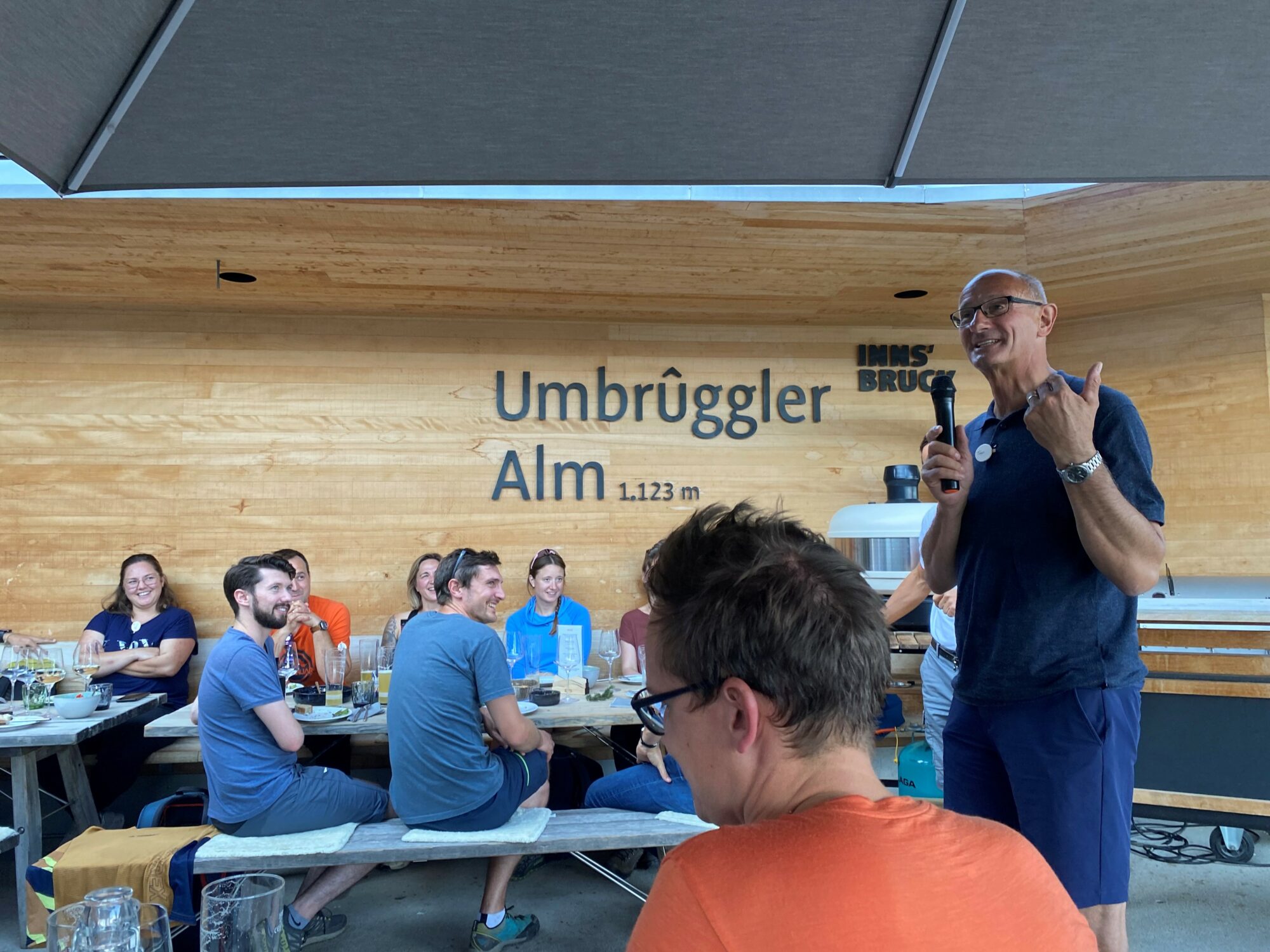 Diskutierten in F&uuml;gen zum Thema &bdquo;Bewegung ist mehr als Sport&ldquo; (v.l.): Skisprung-Legende Toni Innauer, Thomas Rohregger (ehemaliger Rennradprofi, Sportnetzwerk Tirol), Sportwissenschaftlerin Elisabeth Happ (Universit&auml;t Innsbruck), Anna-Maria Kogler (Sportnetzwerk Tirol), Christoph Ebenbichler (Skicrosser, Trainer und Sportwissenschaftler), Stefan Steinacher (Sportmoderator) und Bergl&auml;ufer Markus Kr&ouml;ll. &copy; LRTH