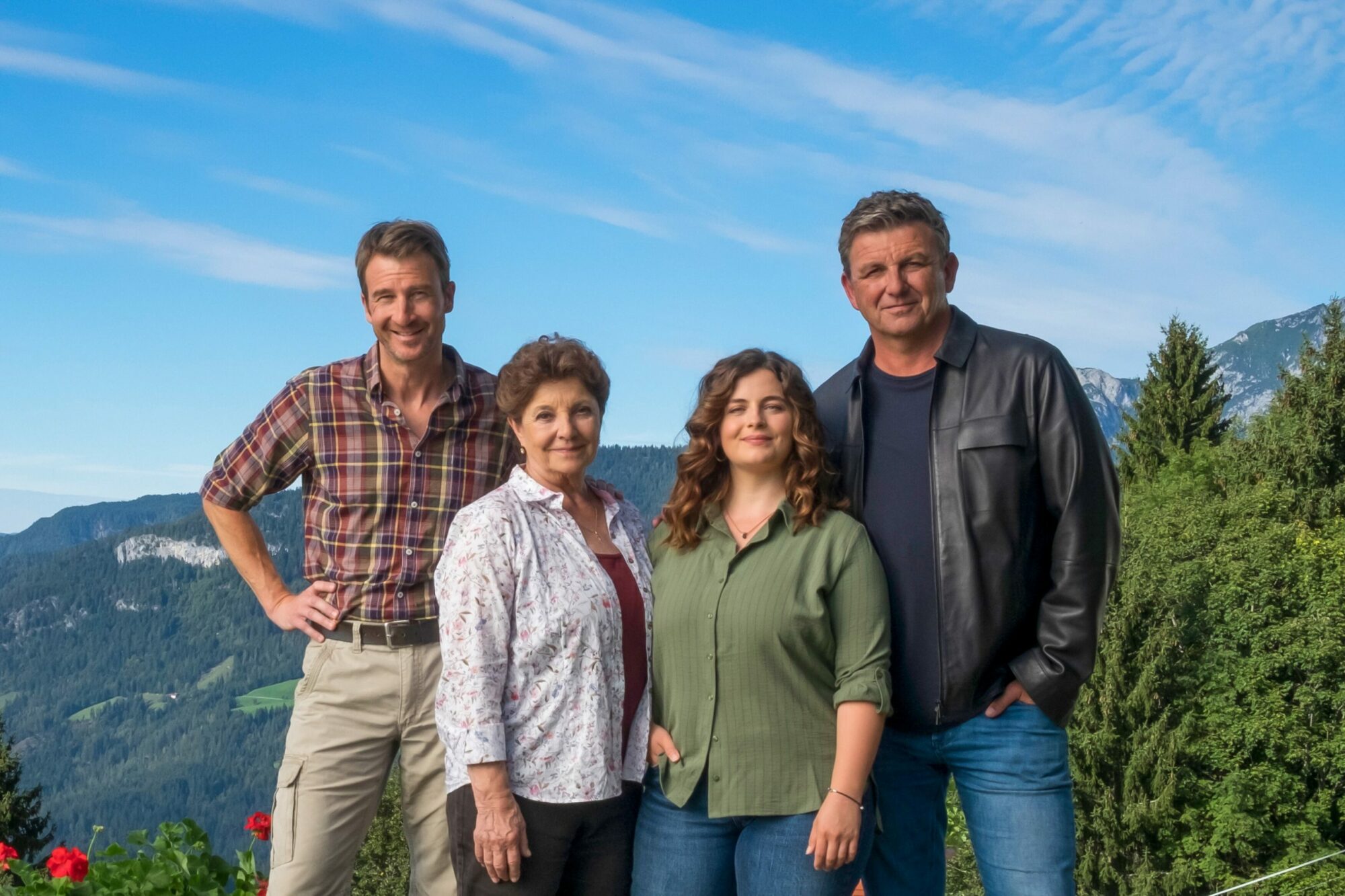 Diskutierten in F&uuml;gen zum Thema &bdquo;Bewegung ist mehr als Sport&ldquo; (v.l.): Skisprung-Legende Toni Innauer, Thomas Rohregger (ehemaliger Rennradprofi, Sportnetzwerk Tirol), Sportwissenschaftlerin Elisabeth Happ (Universit&auml;t Innsbruck), Anna-Maria Kogler (Sportnetzwerk Tirol), Christoph Ebenbichler (Skicrosser, Trainer und Sportwissenschaftler), Stefan Steinacher (Sportmoderator) und Bergl&auml;ufer Markus Kr&ouml;ll. &copy; LRTH