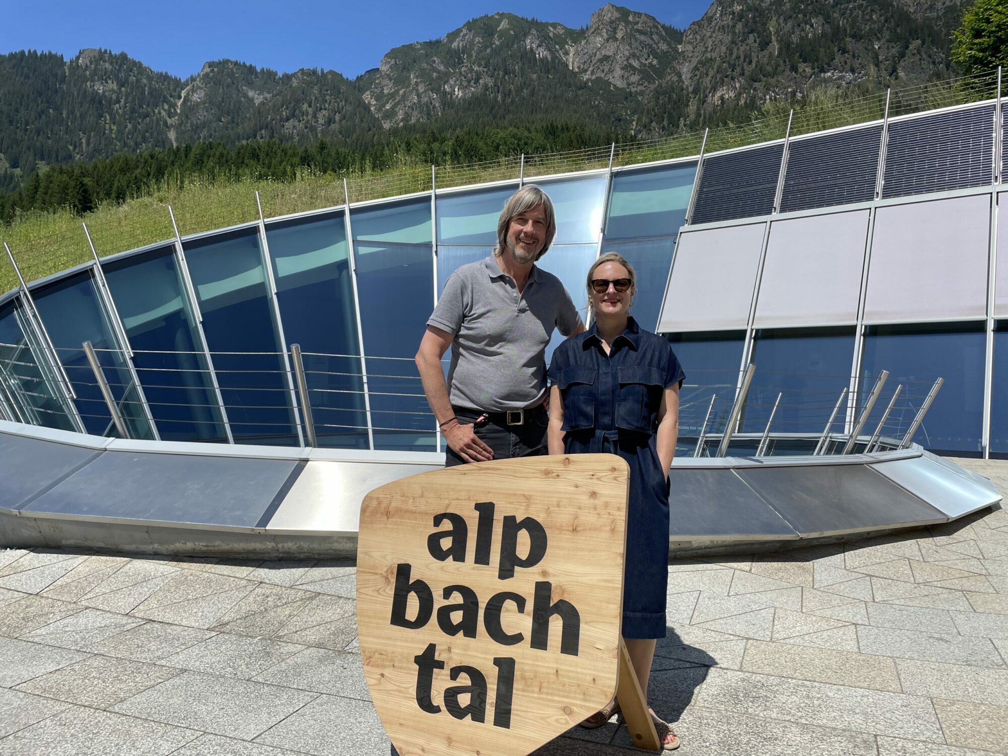 Diskutierten in F&uuml;gen zum Thema &bdquo;Bewegung ist mehr als Sport&ldquo; (v.l.): Skisprung-Legende Toni Innauer, Thomas Rohregger (ehemaliger Rennradprofi, Sportnetzwerk Tirol), Sportwissenschaftlerin Elisabeth Happ (Universit&auml;t Innsbruck), Anna-Maria Kogler (Sportnetzwerk Tirol), Christoph Ebenbichler (Skicrosser, Trainer und Sportwissenschaftler), Stefan Steinacher (Sportmoderator) und Bergl&auml;ufer Markus Kr&ouml;ll. &copy; LRTH