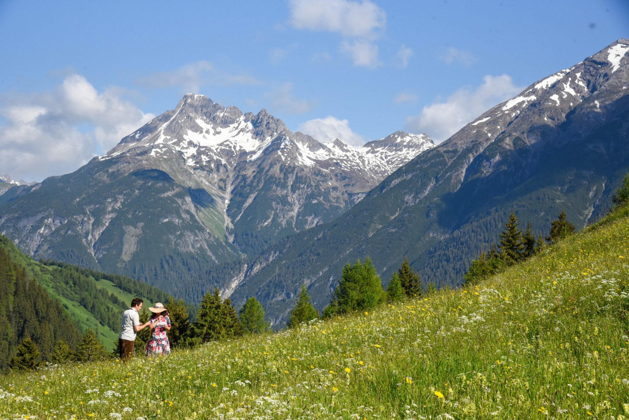 Diskutierten in F&uuml;gen zum Thema &bdquo;Bewegung ist mehr als Sport&ldquo; (v.l.): Skisprung-Legende Toni Innauer, Thomas Rohregger (ehemaliger Rennradprofi, Sportnetzwerk Tirol), Sportwissenschaftlerin Elisabeth Happ (Universit&auml;t Innsbruck), Anna-Maria Kogler (Sportnetzwerk Tirol), Christoph Ebenbichler (Skicrosser, Trainer und Sportwissenschaftler), Stefan Steinacher (Sportmoderator) und Bergl&auml;ufer Markus Kr&ouml;ll. &copy; LRTH