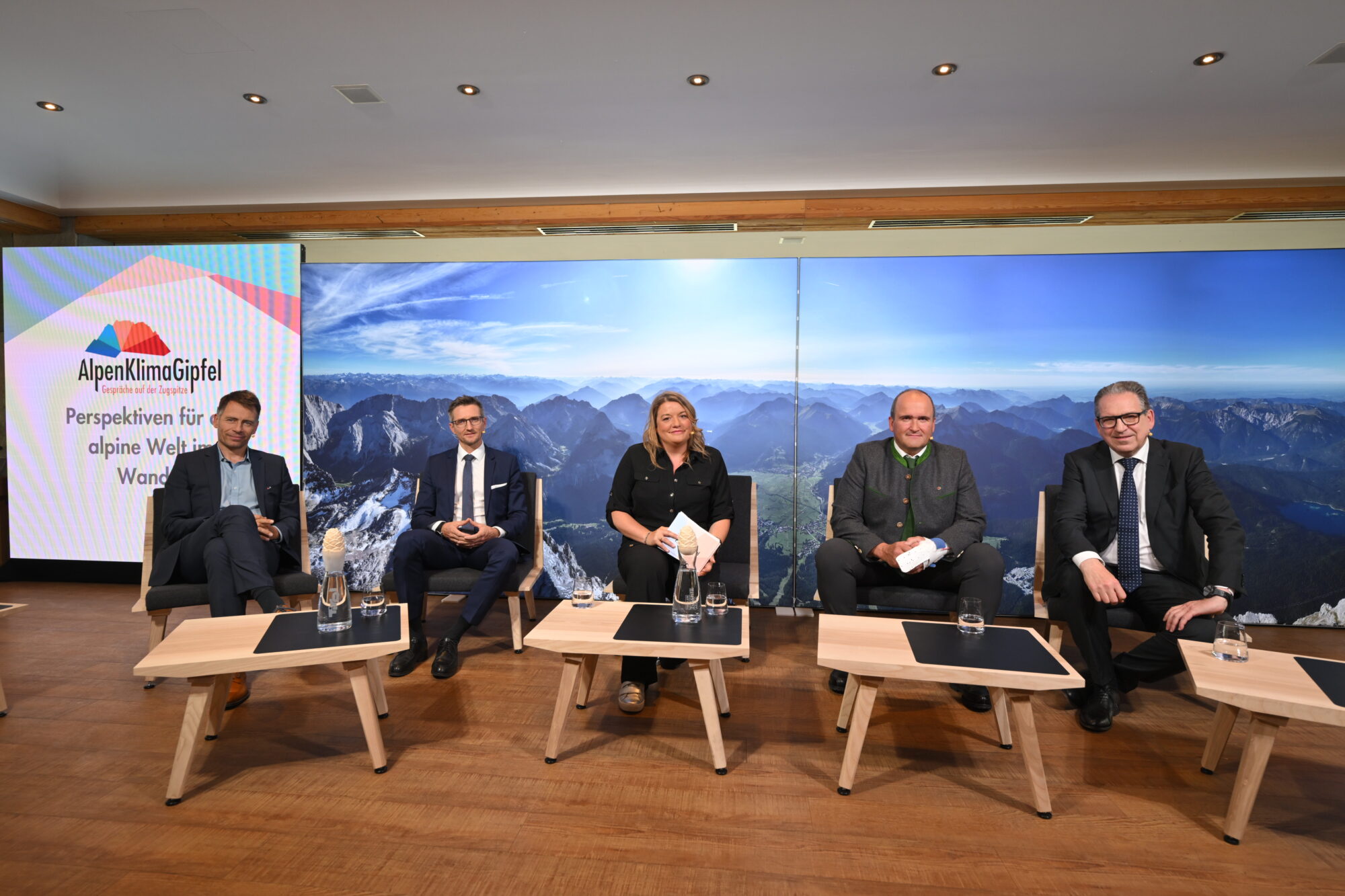 Diskutierten in F&uuml;gen zum Thema &bdquo;Bewegung ist mehr als Sport&ldquo; (v.l.): Skisprung-Legende Toni Innauer, Thomas Rohregger (ehemaliger Rennradprofi, Sportnetzwerk Tirol), Sportwissenschaftlerin Elisabeth Happ (Universit&auml;t Innsbruck), Anna-Maria Kogler (Sportnetzwerk Tirol), Christoph Ebenbichler (Skicrosser, Trainer und Sportwissenschaftler), Stefan Steinacher (Sportmoderator) und Bergl&auml;ufer Markus Kr&ouml;ll. &copy; LRTH