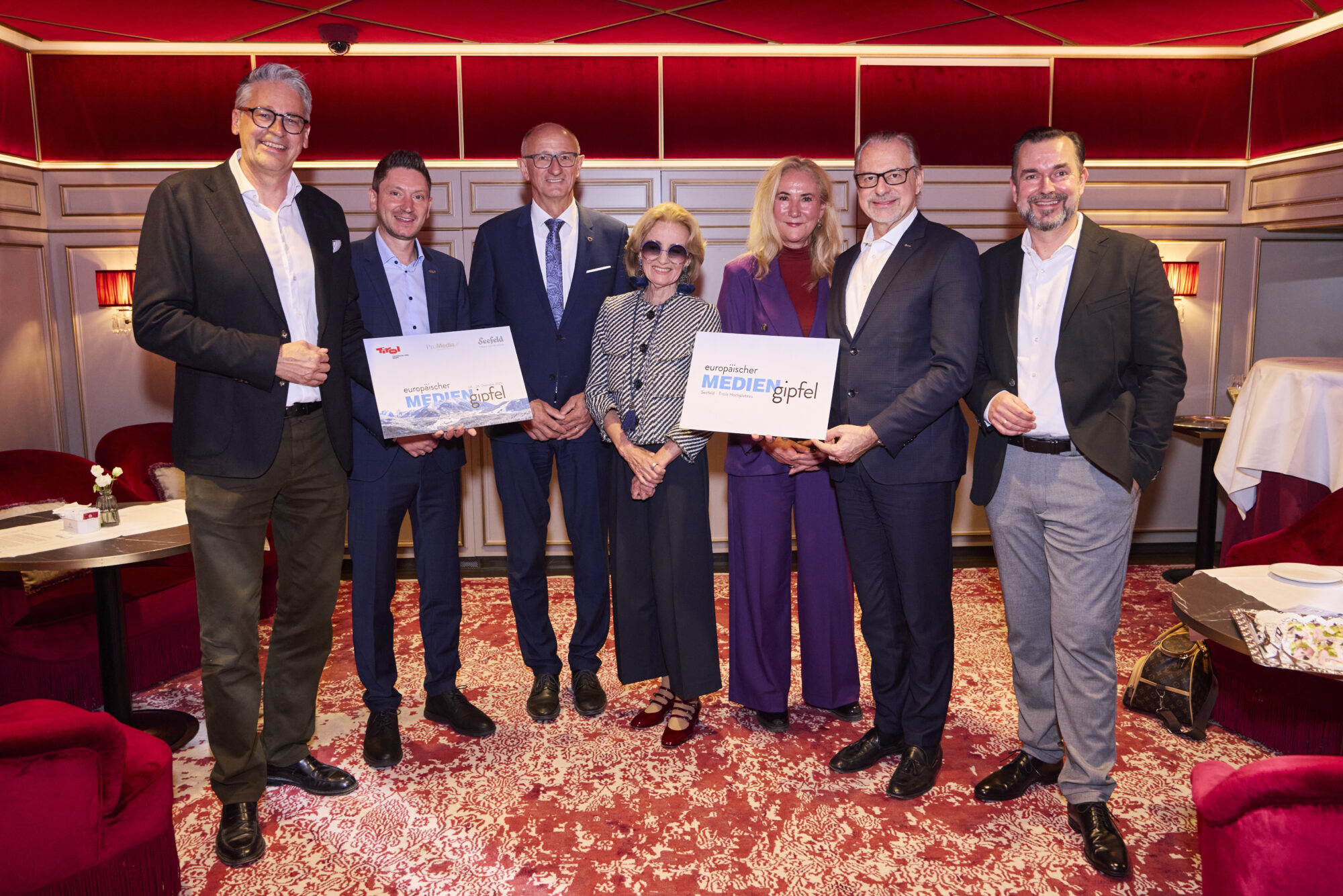 Diskutierten in F&uuml;gen zum Thema &bdquo;Bewegung ist mehr als Sport&ldquo; (v.l.): Skisprung-Legende Toni Innauer, Thomas Rohregger (ehemaliger Rennradprofi, Sportnetzwerk Tirol), Sportwissenschaftlerin Elisabeth Happ (Universit&auml;t Innsbruck), Anna-Maria Kogler (Sportnetzwerk Tirol), Christoph Ebenbichler (Skicrosser, Trainer und Sportwissenschaftler), Stefan Steinacher (Sportmoderator) und Bergl&auml;ufer Markus Kr&ouml;ll. &copy; LRTH