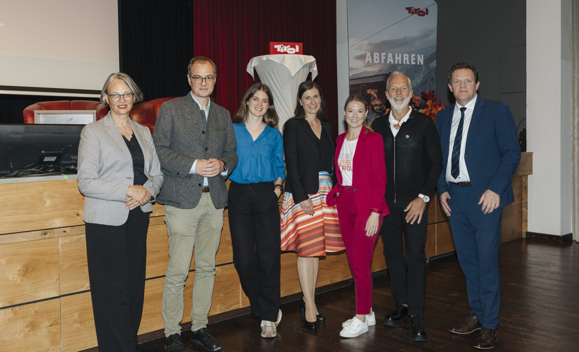 Diskutierten in F&uuml;gen zum Thema &bdquo;Bewegung ist mehr als Sport&ldquo; (v.l.): Skisprung-Legende Toni Innauer, Thomas Rohregger (ehemaliger Rennradprofi, Sportnetzwerk Tirol), Sportwissenschaftlerin Elisabeth Happ (Universit&auml;t Innsbruck), Anna-Maria Kogler (Sportnetzwerk Tirol), Christoph Ebenbichler (Skicrosser, Trainer und Sportwissenschaftler), Stefan Steinacher (Sportmoderator) und Bergl&auml;ufer Markus Kr&ouml;ll. &copy; LRTH