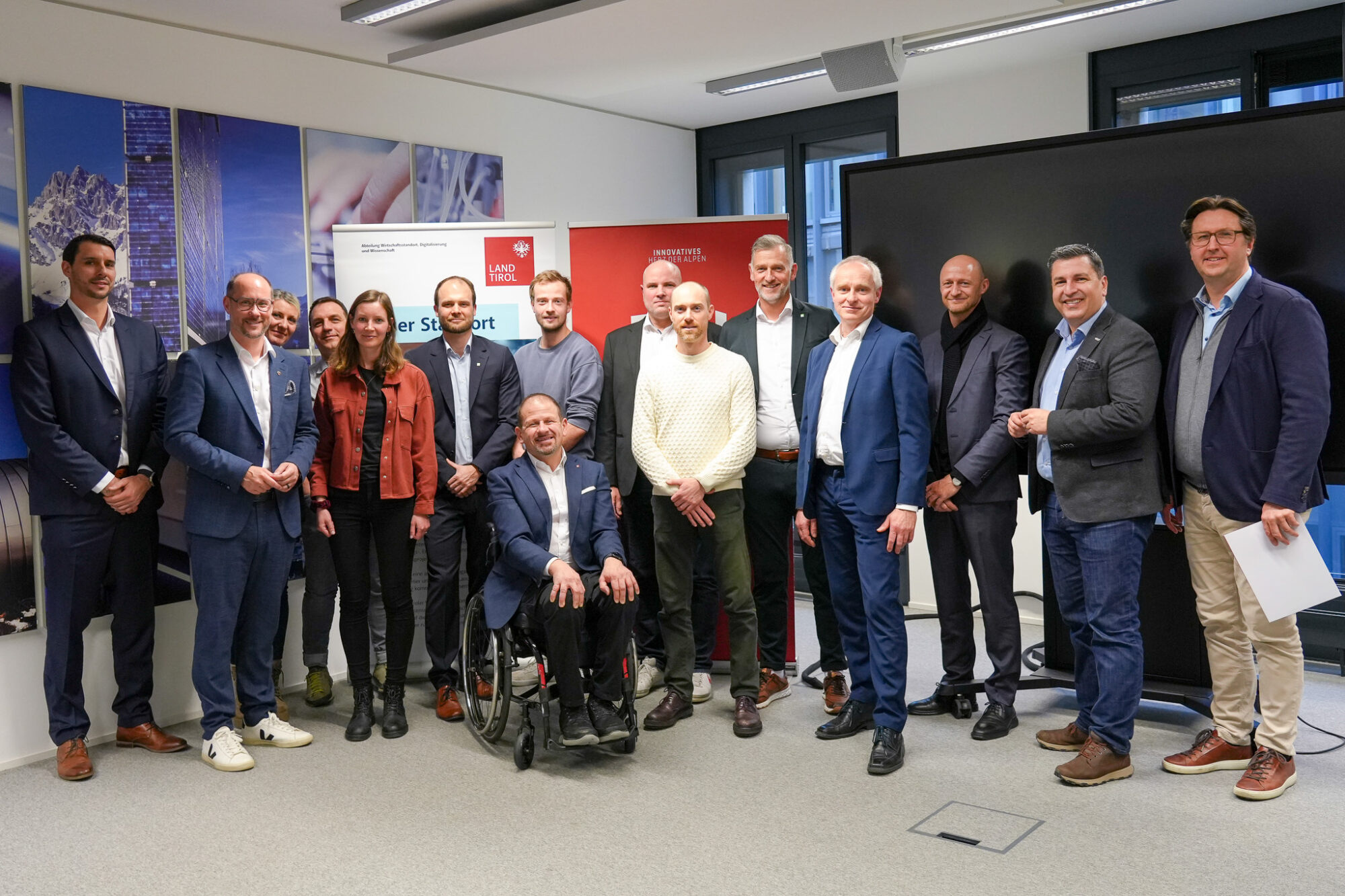 Diskutierten in F&uuml;gen zum Thema &bdquo;Bewegung ist mehr als Sport&ldquo; (v.l.): Skisprung-Legende Toni Innauer, Thomas Rohregger (ehemaliger Rennradprofi, Sportnetzwerk Tirol), Sportwissenschaftlerin Elisabeth Happ (Universit&auml;t Innsbruck), Anna-Maria Kogler (Sportnetzwerk Tirol), Christoph Ebenbichler (Skicrosser, Trainer und Sportwissenschaftler), Stefan Steinacher (Sportmoderator) und Bergl&auml;ufer Markus Kr&ouml;ll. &copy; LRTH